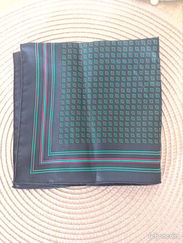 Mouchoir De Poche Homme En Soie - Carré Motifs Emblèmes - Vintage - Occasion