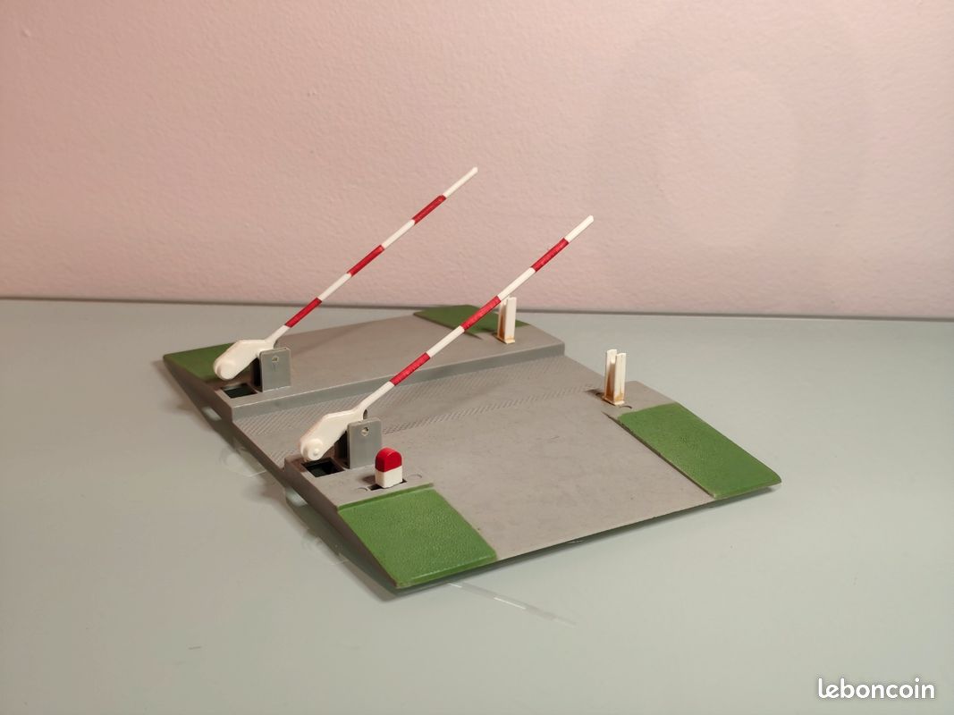 Passage à Niveau HO Busch 6021 Pour Train Miniature, échelle 1/87, Kit Réaliste