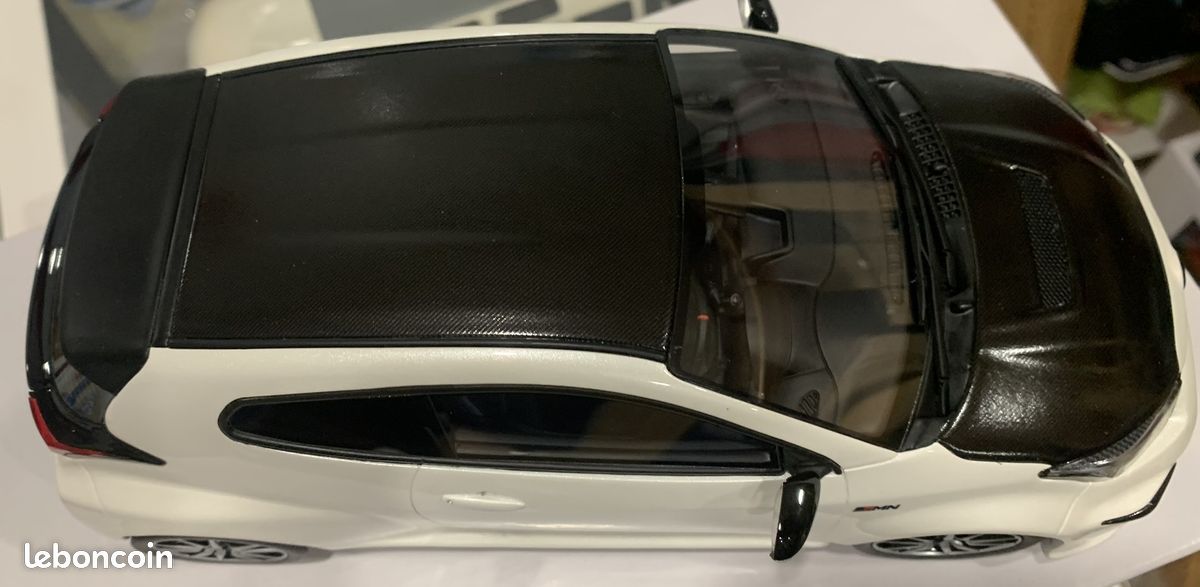 Toyota Yaris GRMN Package Miniature 1/18 – OTTOMOBILE, Blanc Perle, 2022