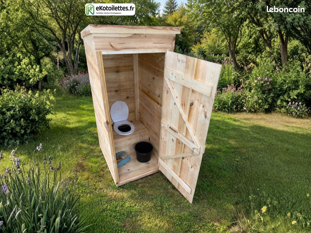 LIVRAISON GRATUITE : Les toilettes sèches écologiques d'extérieur Suzanne (Livrée montée) (image 1)