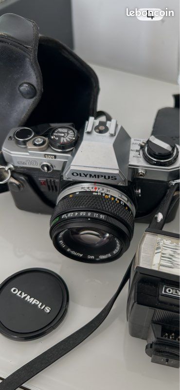 Appareil photo reflex argentique Olympus OM10 avec objectif et Flash