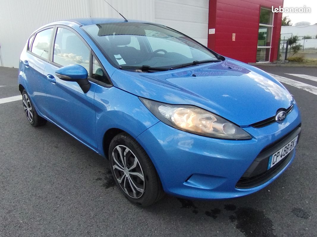 Ford fiesta vi 5 portes 1 4 tdci fap 70 cv voitures
