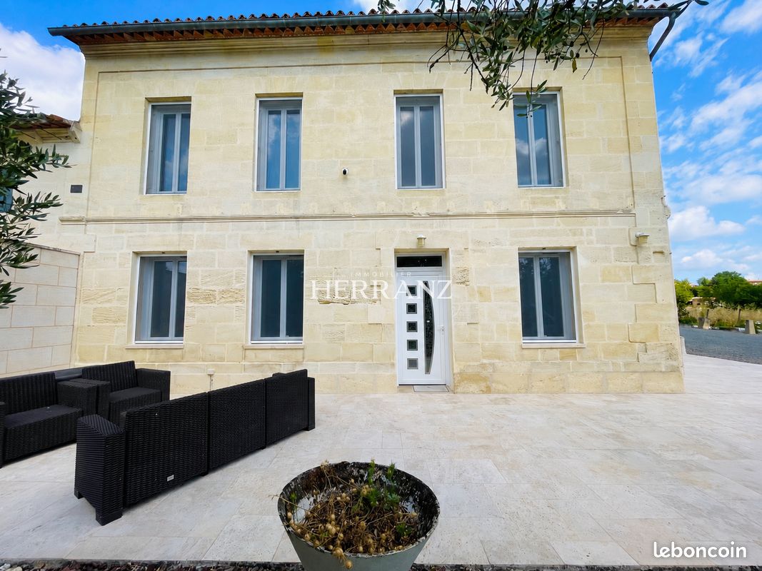 Maison 9 pièces 272 m² · à Arveyres · 272 m² · 449 000 €