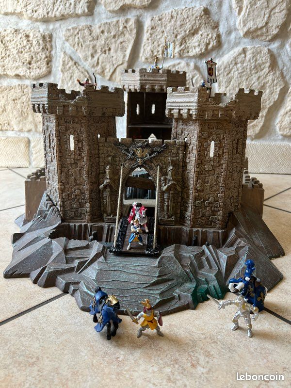 Château fort Plastoy et figurines Papo (image 1)