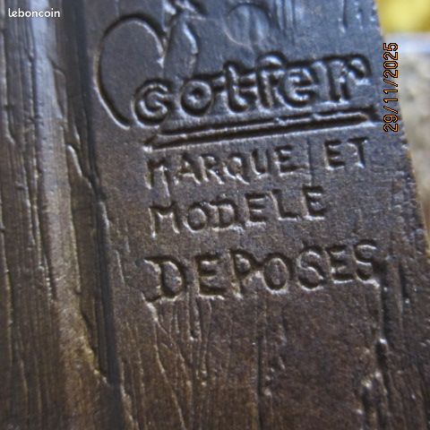 Brosse à vêtements sur support bois, bon état (image 4)