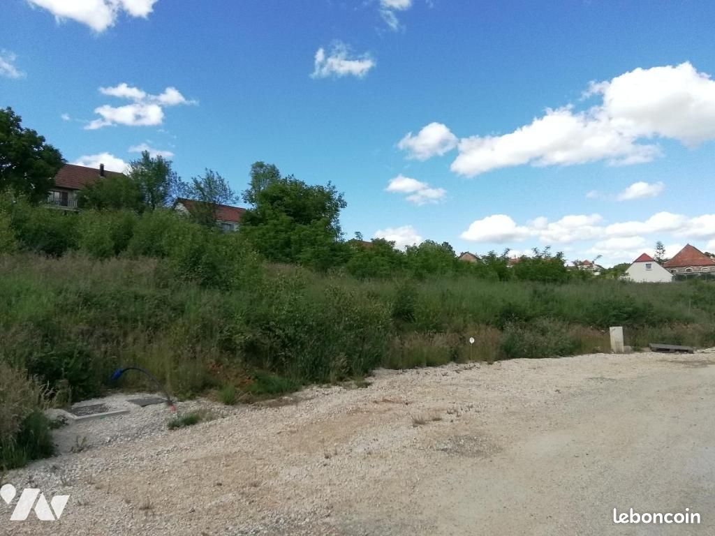 Terrain 700 m² · à Saint-Vit · 700 m² · 75 000 €