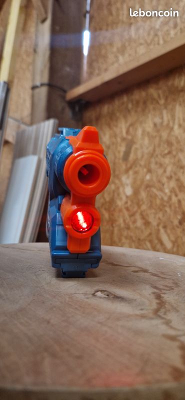 Pistolet NERF Elite 2.0 Volt avec viseur laser – très bon état + fléchette (image 2)
