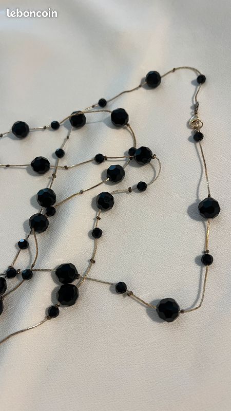 Long collier doré avec perles noires (image 3)