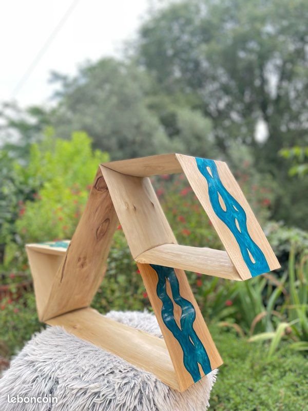Meuble design unique – Châtaignier massif & résine turquoise (image 6)