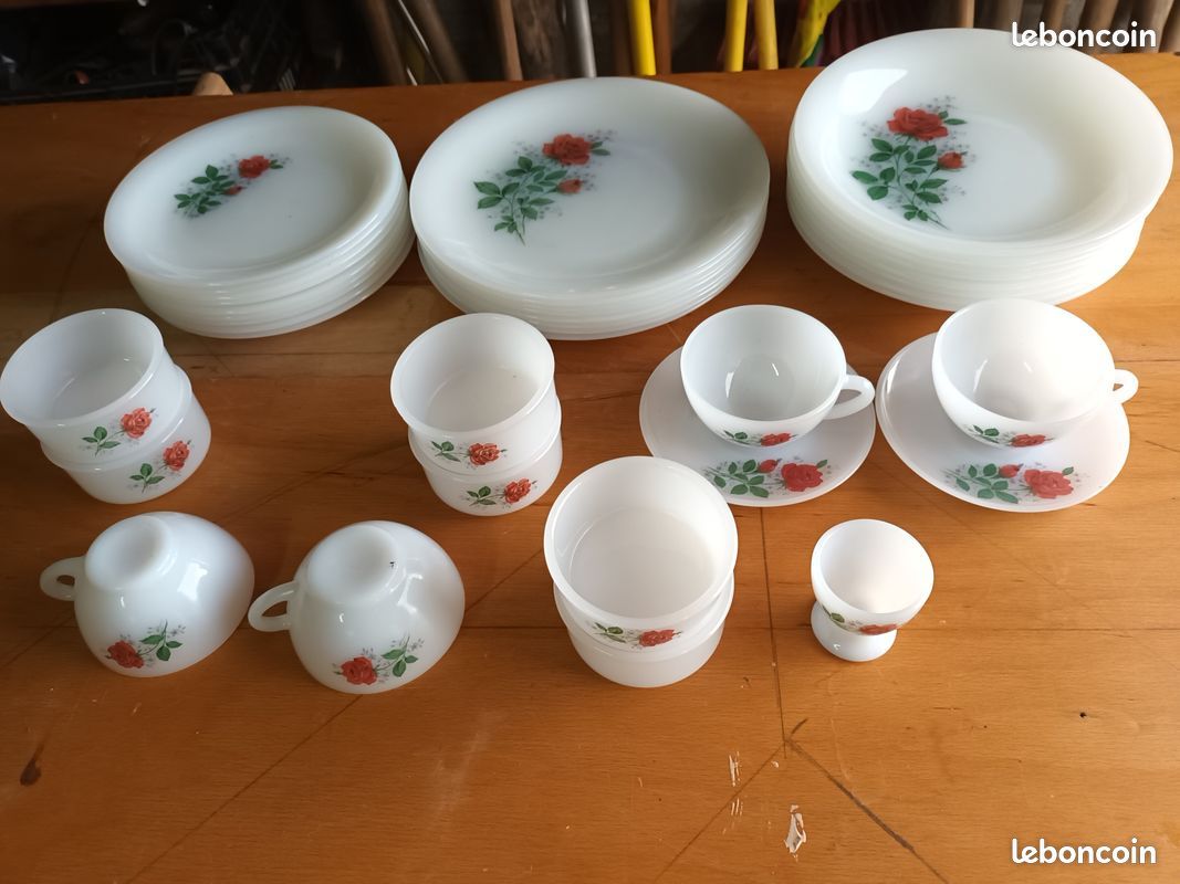 Partie de service arcopal decor roses rouge (image 5)
