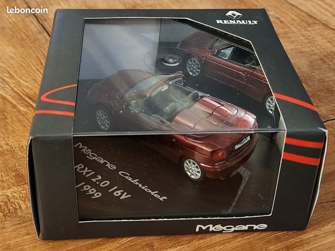 Coche miniatura Renault Megane 1/18 Burago RS metalico rojo sans