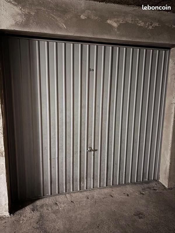 Parking 15 m² · à Saint-Mandrier-sur-Mer · 15 m² · 141 €/mois