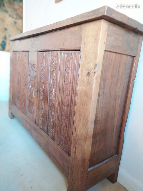 Important buffet à hauteur d'appui en chêne mouluré, sculpté et teinté (panneaux de bois du XVIè s.) (image 3)