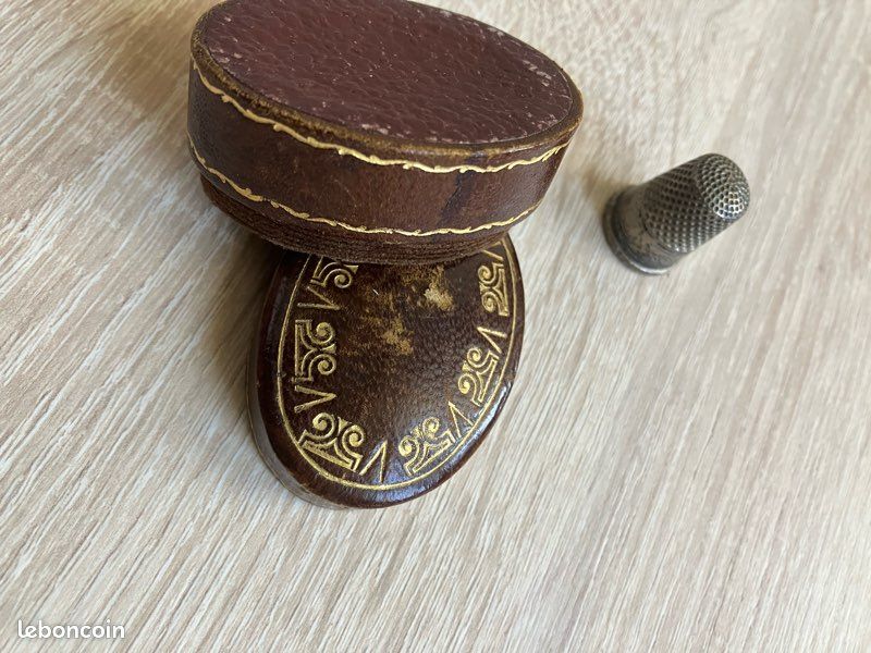 Ancienne boîte à de dé couturière à (image 1)