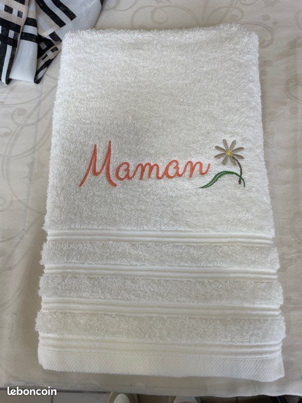 Serviette personnalisée brodée – Cadeau maman unique (image 1)