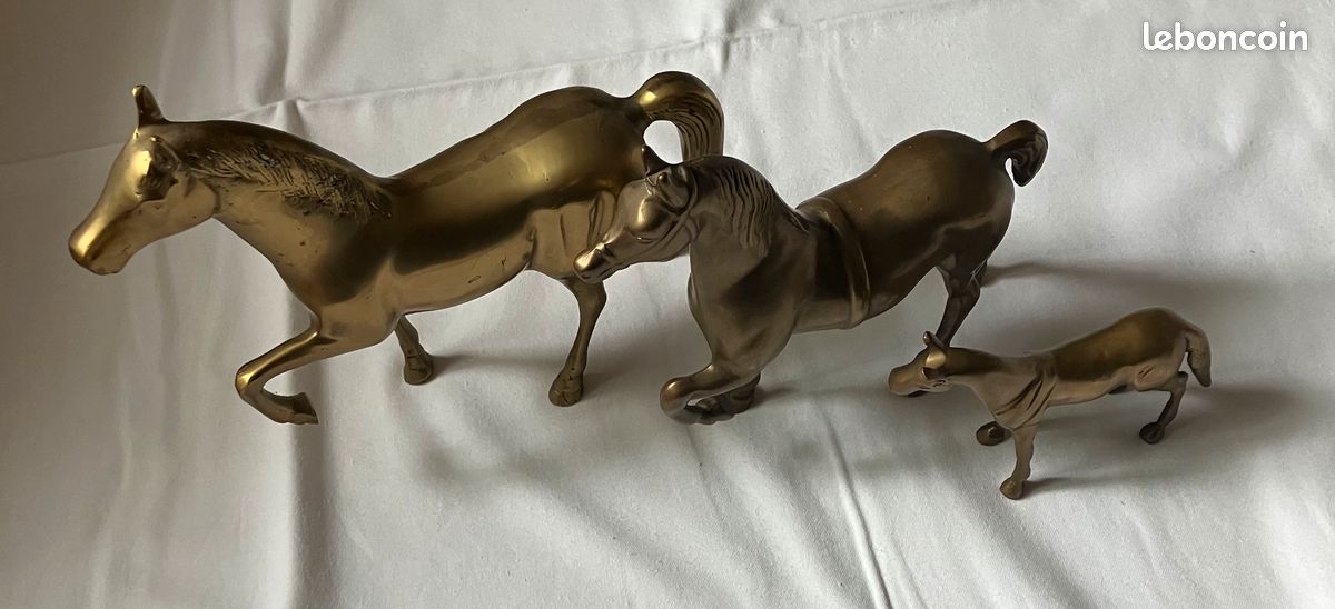 Trois chevaux en laiton (image 1)
