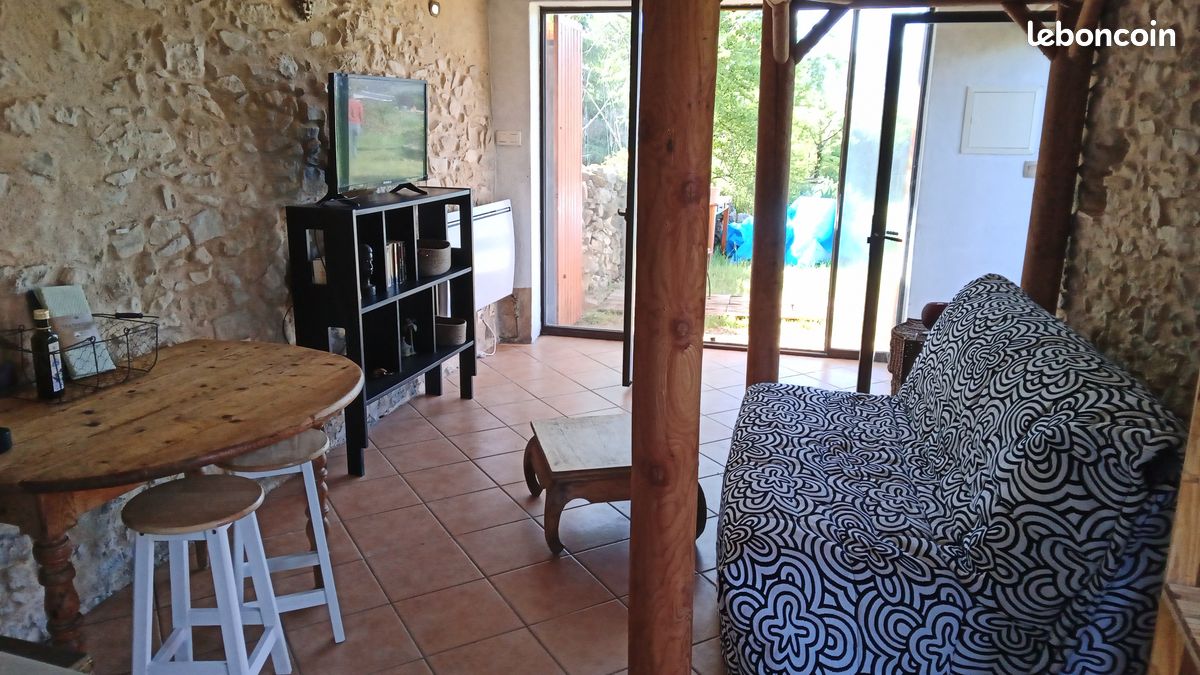 Petite maison en pierre en campagne (image 3)
