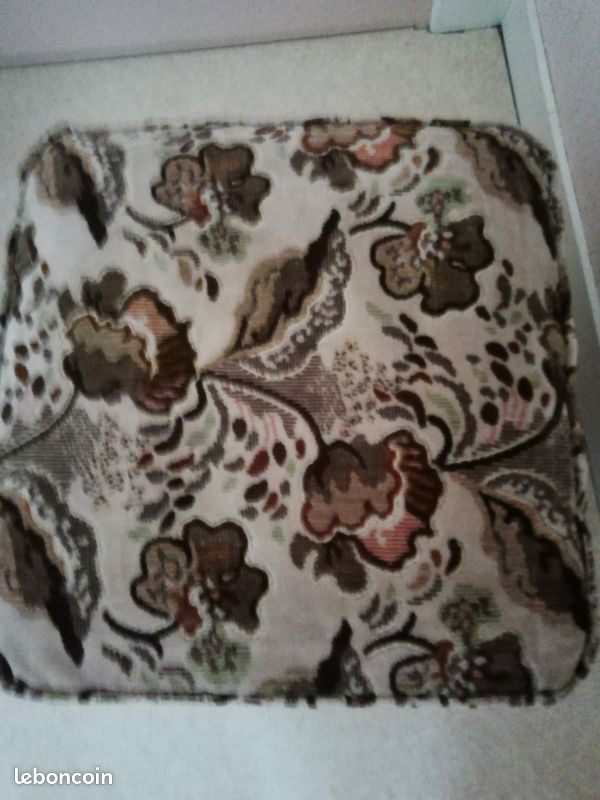 Pouf velours de gêne (image 3)