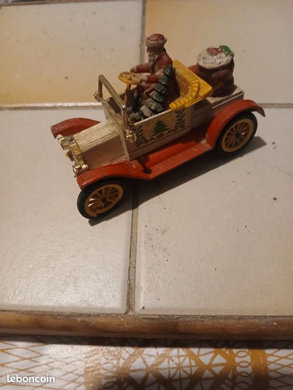 Dinky Toys 485 – Ford T 1908 Père Noël – Collection Vintage Plomb – Années 1960