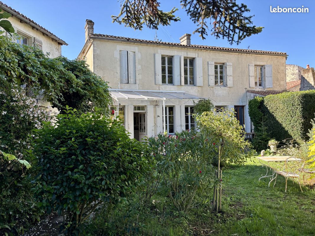 Maison 11 pièces 339 m² · à Saint-Savinien · 339 m² · 409 500 €