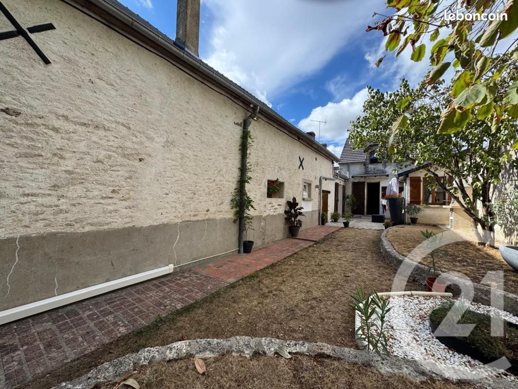 Maison 8 pièces 200 m² · à Saint-Léonard-en-Beauce · 200 m² · 185 000 €