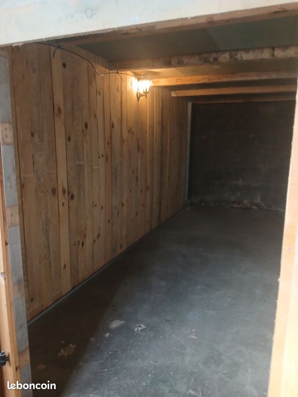 Garage box · à Saint-Hippolyte · 100 €/mois