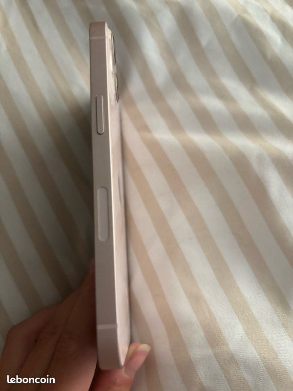 Vend iPhone 13 rose en très bonne état 📱 Prix : 250 (négociable dans la mesure du possible) Pour toute informations complémentaires n’hésitez pas à m’envoyer un message. N’hésitez pas à partager (image 4)