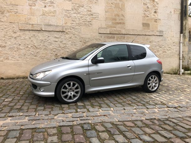 Vendu Peugeot 206 - 1.6 XT 5P 6CV -. - Voitures d'occasion à vendre