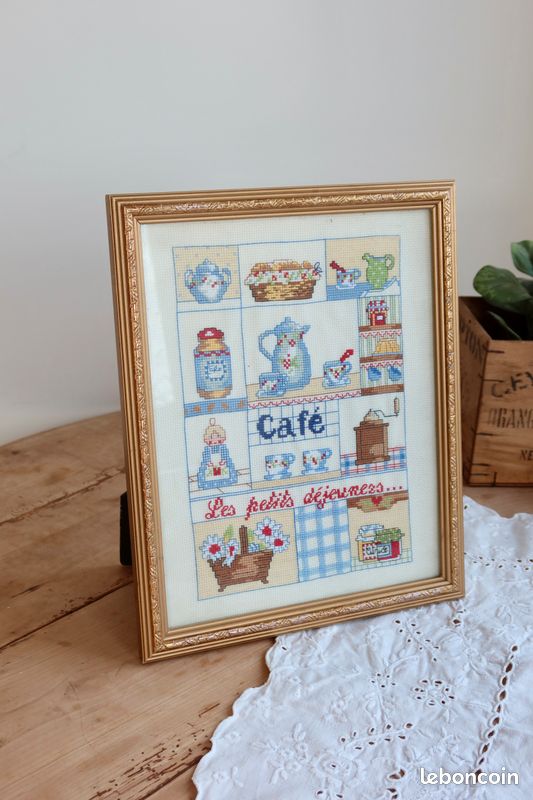 Cadre ancien doré avec canevas petit déjeuner – Broderie vintage cuisine – Décoration murale rétro (image 1)