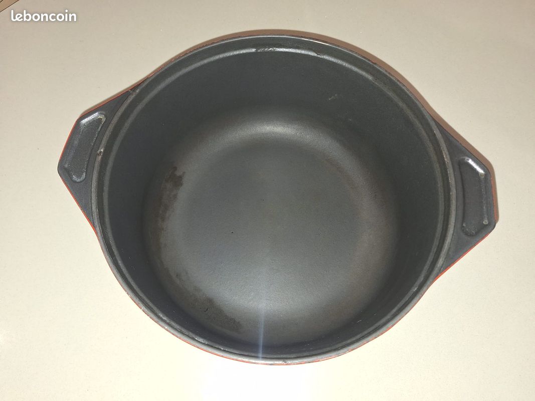 Cocotte en Fonte Rouge de 3.2L Vogue- Design Traditionnel