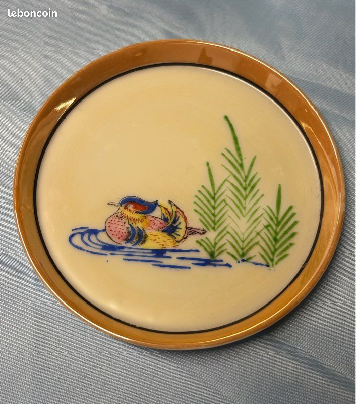 Ensemble vintage en porcelaine du Japon comprend un petit plateau rond, deux coquetiers peints de motifs d'oiseaux et deux salière, poivrière assorties en forme de petits oiseaux (image 7)