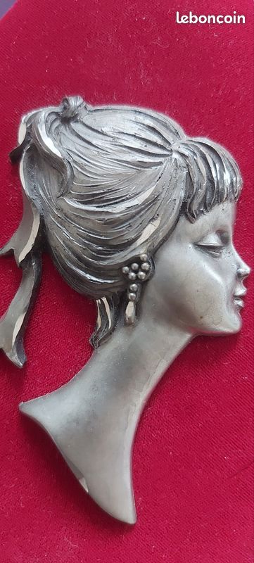 Médaillon Vintage Losange Avec Profil De Femme Antique En Métal Ajouré - Couleur Argenté - Occasion Bon état - Breloque