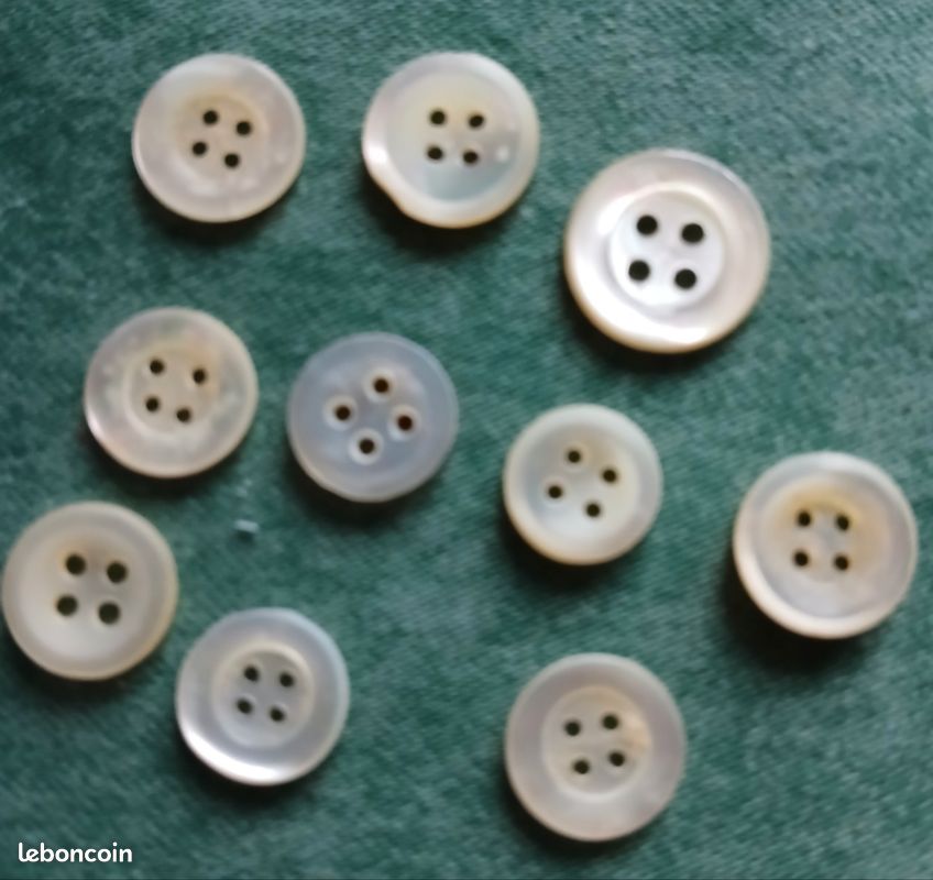 Lot De 11 Boutons Anciens En Nacre Variés - Tailles 2,5 Cm Et 2 Cm - Occasion