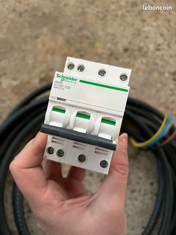 Disjoncteur modulaire Schneider 400 volt 32A + environ 9 mètres de câbles (image 1)