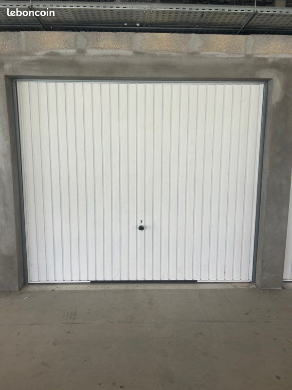 Box de stockage garage · à Fargues-Saint-Hilaire · 26 000 €
