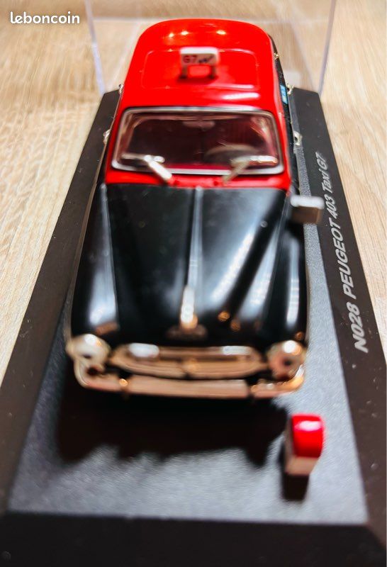 Voiture N°28 Peugeot 403 Taxi G7 échelle 1/43 avec boîte - Modélisme