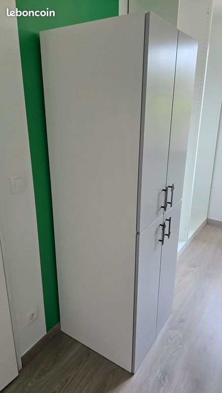 Armoire blanche en bois IKEA PLATSA 60*55*180cm + portes grises SMÅSTAD + tablettes HJÄLPA + poignées JÄRNSPARV noires métal flèches 🖤 (image 5)