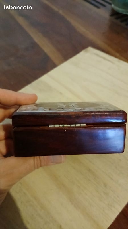 Boîte à bijoux en bois & nacre – intérieur velours rouge (image 2)