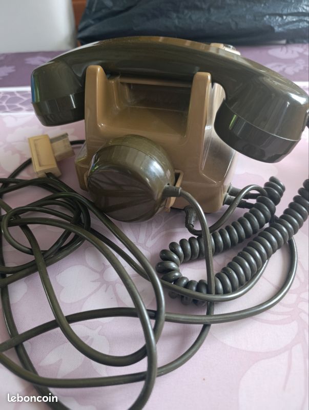 Titre :* Téléphone fixe mural vintage marron - années 80 - Objet déco
*Titre :* Téléphone fixe mural vintage marron - années 80 - Objet déco (image 2)
