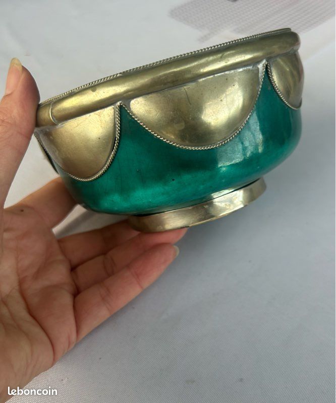 Bol ethnique céramique verte et métal (image 1)