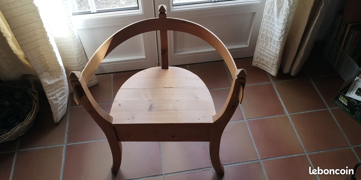 Chaise en bois (image 1)