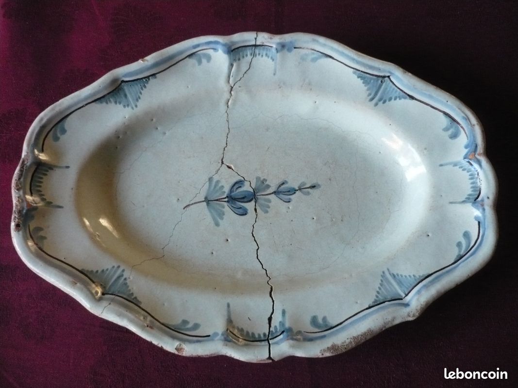 Plat cul noir faïence Rouen? 3 agrafes très ancien (image 1)
