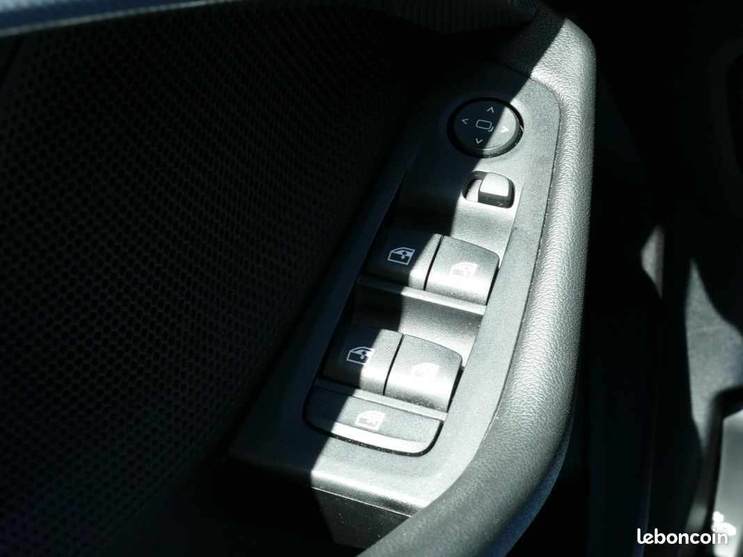 BMW SERIE 1 118i - BV DKG BERLINE F40 Edition Sport (image 28)