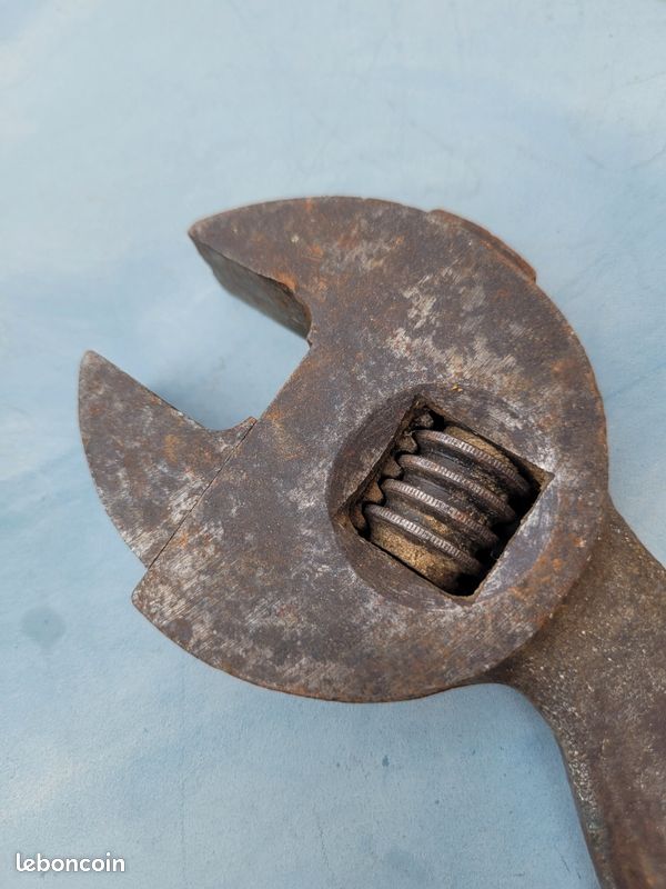 Outil Clée à molette ancienne (image 2)