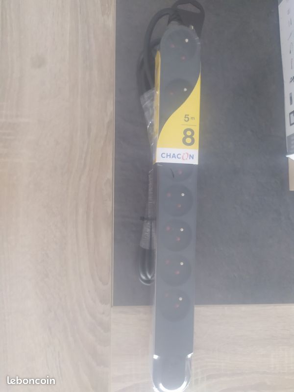 Bloc multiprise 8 prises 16A avec interrupteur - cable: 5m - Noir (image 1)