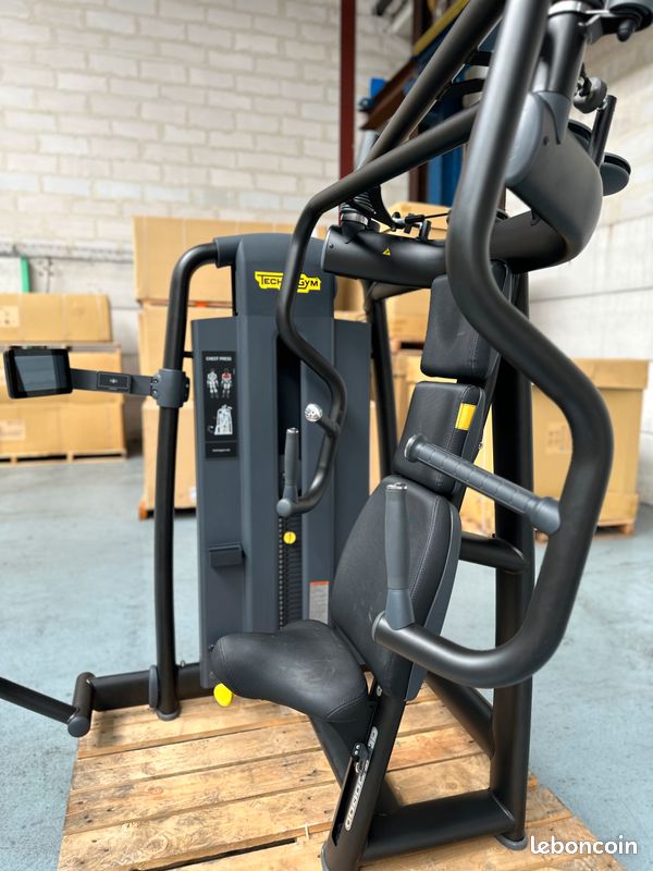 Chest Press Technogym ML70 Selection 900 Meteor Black presse