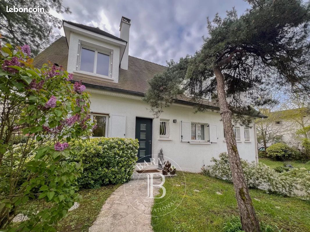 Propriété 9 pièces 208 m² (image 1)