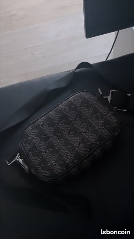 Sacoche Lacoste noir gris prix négociable 😉 (image 3)