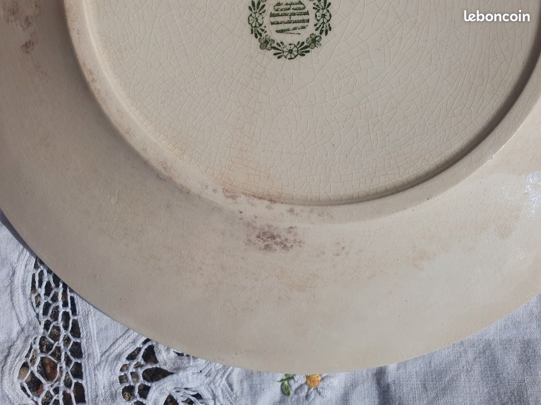Assiettes plates terre de fer vert estampillées BHV (image 15)