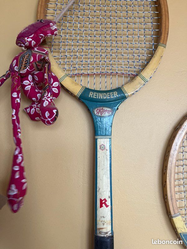 Photo Libre De Droit De Poignée De Balle De Tennis Et Raquette Court Orange Avec Filet En Arrière Plan